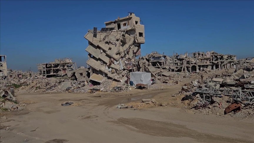 familja-palestineze-strehohet-ne-ndertesen-e-shkaterruar-ne-khan-younis