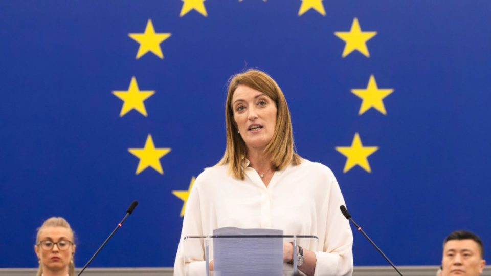 parlamenti-europian-ndalon-hyrjen-e-perfaqesuesve-te-iranit,-vendimi-nga-roberta-metsola:-populli-i-guximshem-iranian-po-vijon-betejen-per-liri