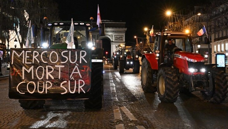 demonstrate-e-re-nga-fermeret-franceze-kunder-marreveshjes-be-mercosur,-dalin-me-traktoret-e-tyre-perpara-parlamentit-ne-paris