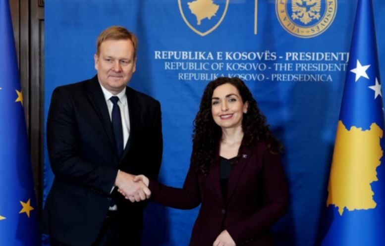 perpjekje-per-te-cuar-perpara-dialogun-kosove-serbi,-i-derguari-i-be,-peter-sorensen-takon-kurtin-dhe-osmanin