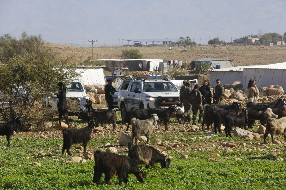 presioni-i-koloneve-detyron-zhvendosjen-e-dhjetera-familjeve-beduine-prane-jerikos