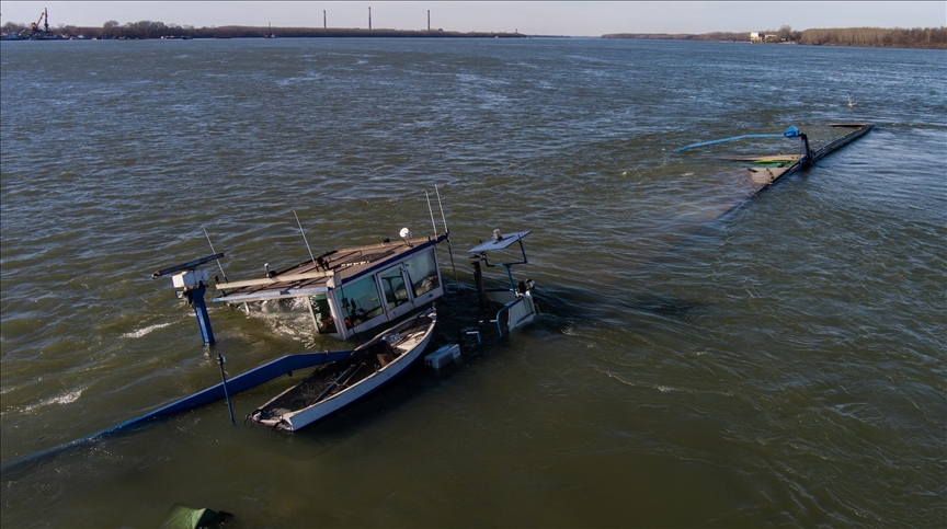 mauna-e-ngarkuar-me-plehra-kimike-fundoset-ne-lumin-danub-ne-bullgari