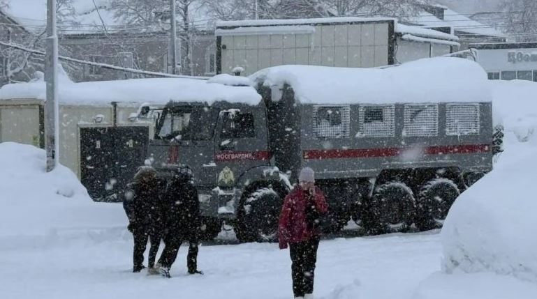 video/-dimri-polar-gjunjezon-edhe-rusine,-stuhi-dhe-viktima!-debora-arrin-deri-te-katet-e-dyta-te-banesave,-shikoni-pamjet…