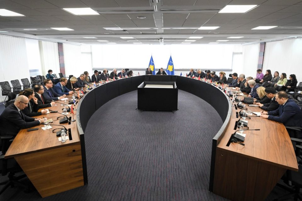 kurti-zhvilloi-takim-me-ambasadoret-e-akredituar-ne-kosove