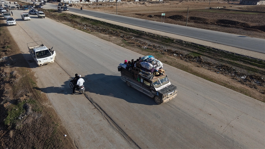 aa-filmon-nga-ajri-civilet-qe-arriten-te-largohen-nga-qyteti-sirian-deir-hafir,-i-pushtuar-nga-ypg/sdf