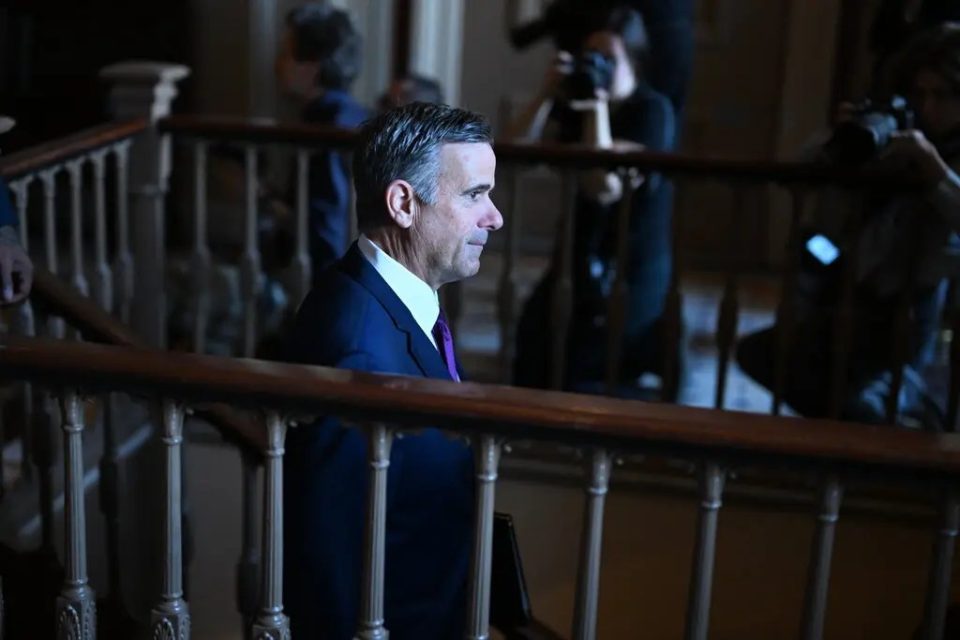 drejtori-i-cia-s-viziton-karakasin,-takon-presidenten-e-perkohshme-te-venezueles