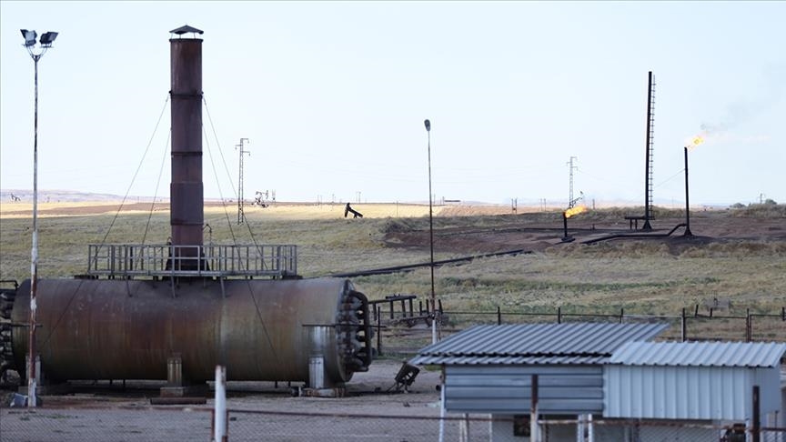 fiset-siriane-clirojne-fushat-e-gazit-natyror-dhe-naftes-ne-lindje-te-eufratit-nga-terroristet-e-ypg/sdf-se