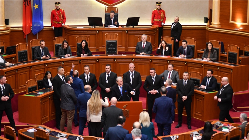 fillon-me-tensione-sesioni-i-ri-parlamentar-i-kuvendit-te-shqiperise