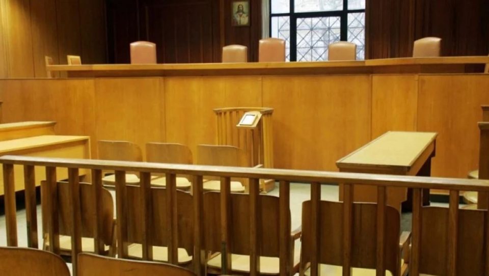 vendimi-i-pazakonte,-gjykata-denon-me-burg-2-nenkryetaret-e-bashkise-se-selanikut!-qente-endacake-vrane-nje-65-vjecar-dhe-lenduan-rende-nje-te-moshuar