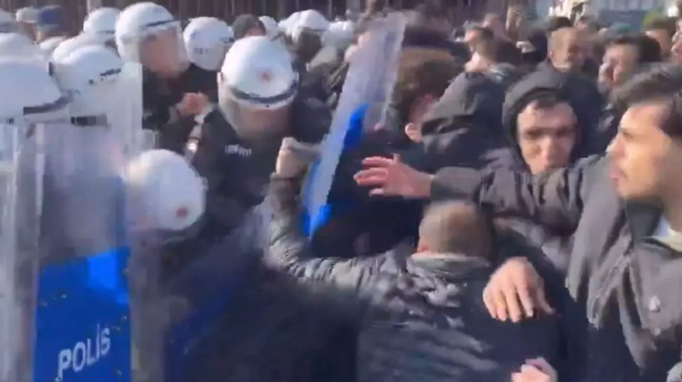 video/-incidente-ne-kufirin-turqi-siri,-perleshje-te-dhunshme-mes-protestuesve-pro-kurde-dhe-policise!-shikoni-pamjet