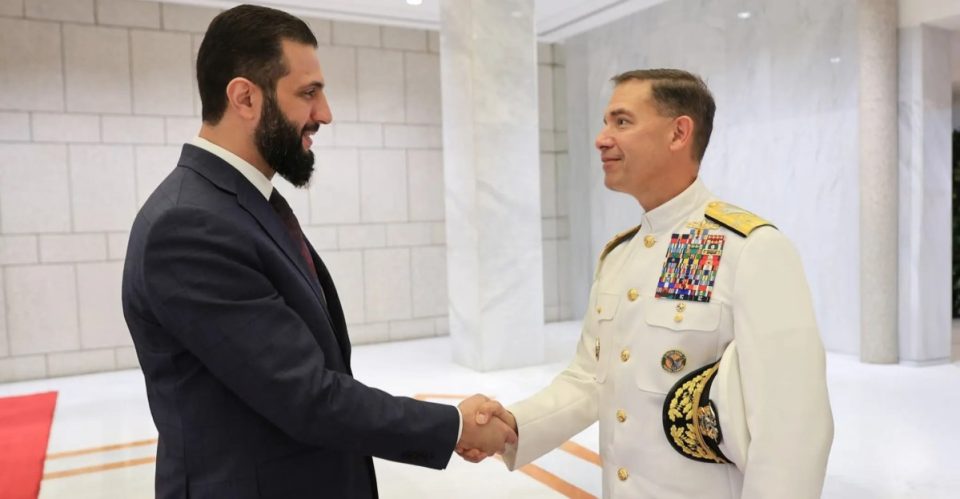 shefi-i-centcom-it-amerikan-dhe-presidenti-sirian-diskutojne-bashkepunimin-per-transferimin-e-te-burgosurve-te-isis-it