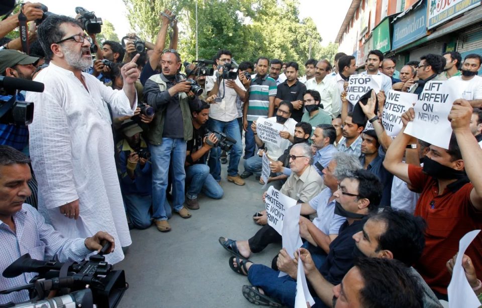 policia-indiane-ushtron-presion-ndaj-gazetareve-ne-kashmir-per-raportimin-mbi-profilizimin-e-xhamive
