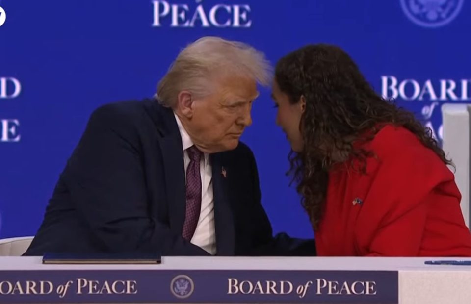 videolajm-vjosa-osmani-‘koke-me-koke’-me-donald-trump,-presidentja-e-kosoves-ne-themelimin-e-bordit-te-paqes,-firmos-marreveshjen