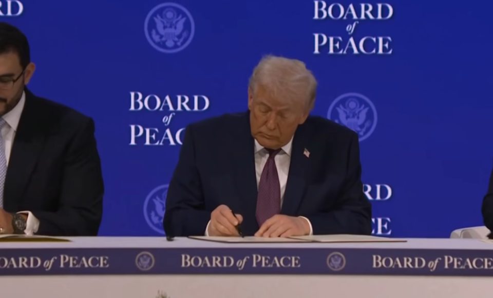 trump-firmos-“bordin-e-paqes”:-ketu-jane-te-gjithe-lideret-qe-dua!-zakonisht-ka-dhe-2-3-qe-nuk-i-dua,-por-ketu-i-pelqej-te-gjithe