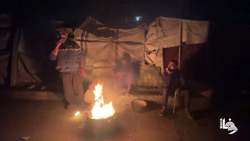 te-zhvendosurit-ne-gaza-ndezin-zjarre-ne-tenda-per-t’u-ngrohur-dhe-per-te-gatuar