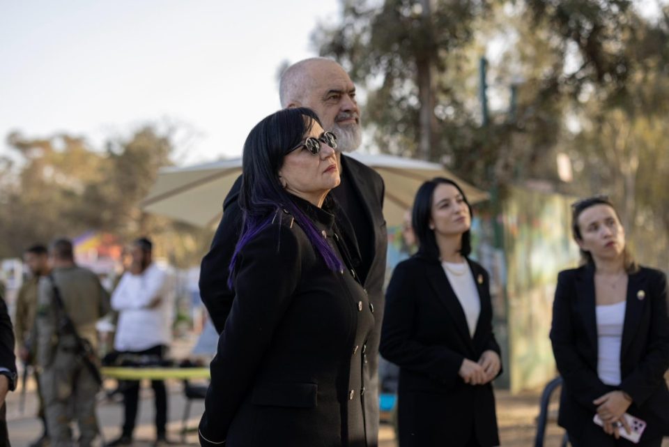 rama-mberrin-ne-izrael-i-shoqeruar-nga-bashkeshortja