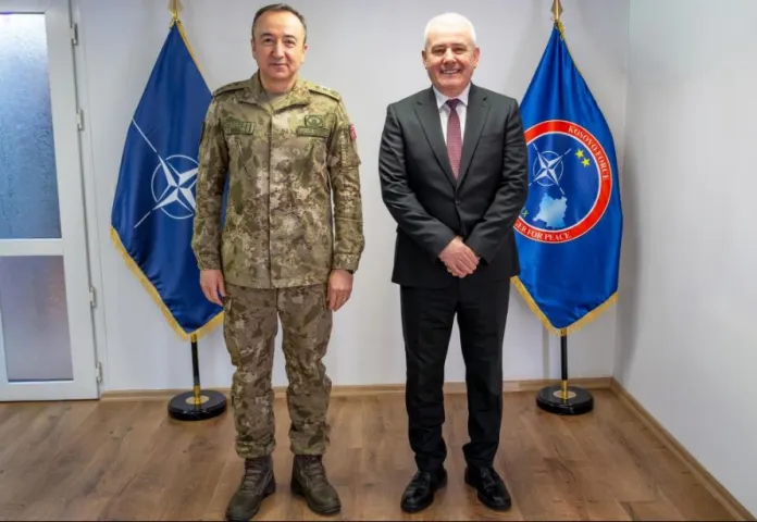 komandanti-i-kfor-it-takon-sveclen,-flasin-per-situaten-e-sigurise