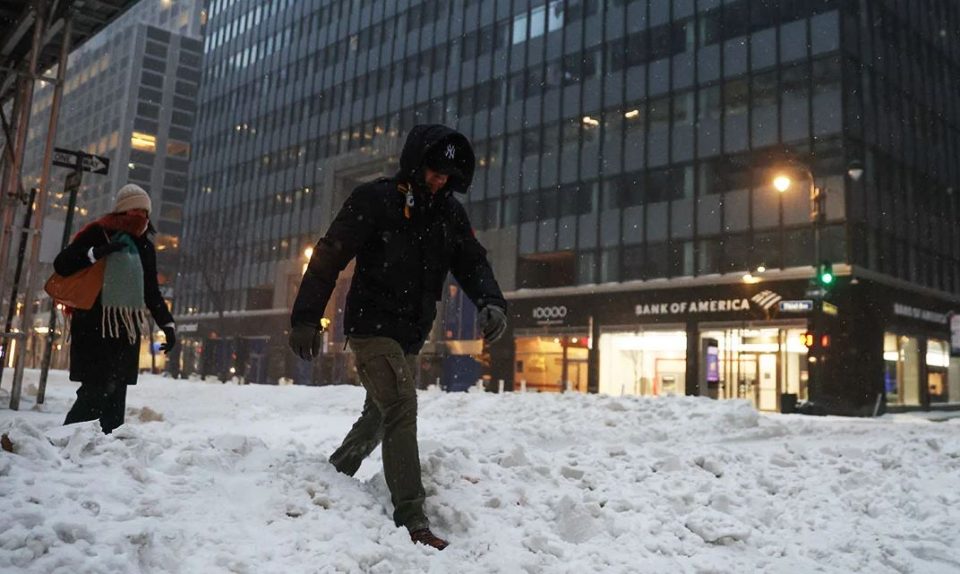 video/-epoke-akullnajash-ne-shba,-temperatura-deri-ne-45-grade!-te-pakten-10-te-vdekur,-1-milion-shtepi-pa-energji-nga-stuhia-e-debores!-ngrijne-dhe-telat-e-elektrikut,-shikoni-pamjet