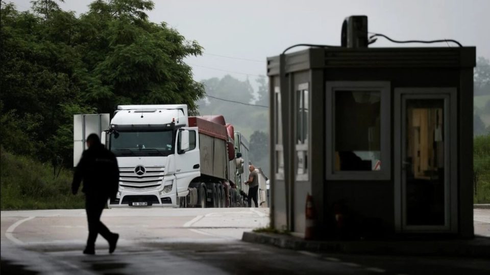 protestat-ne-rajon-bllokojne-eksportin-dhe-importin-e-kompanive-kosovare,-reagon-dhtik-ja