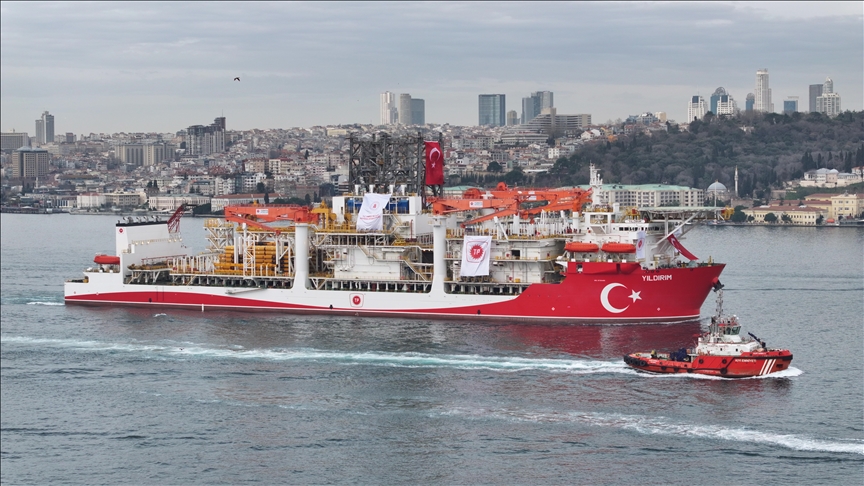 anija-e-shpimit-ne-det-te-thelle-“yildirim”,-kalon-neper-ngushticen-e-stambollit