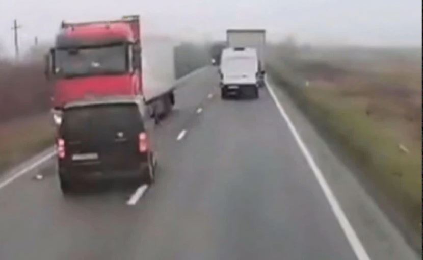 aksident-tragjik-ne-rumani,-7-tifoze-te-paok-ut-te-vdekur,-po-udhetonin-drejt-lionit-per-ndeshjen!-shikoni-pamjet-kur-perplaset-me-kamionin-(video)