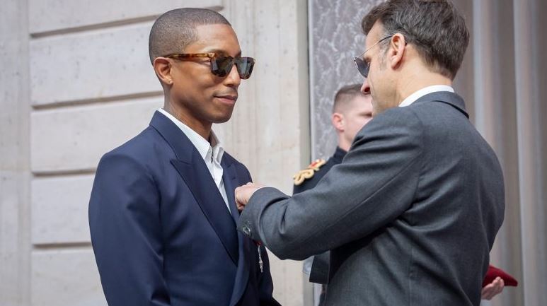 kengetari,-producenti-dhe-stilisti-i-njohur-amerikan-nderohet-nga-macron-me-medaljen-e-larte-“kalores-i-legjionit-te-nderit”!