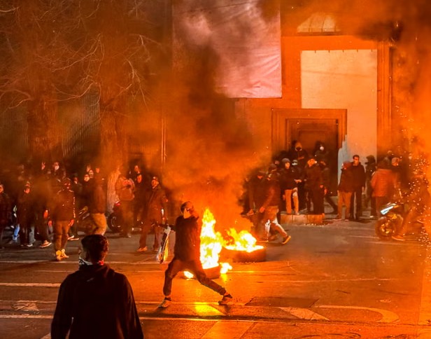 protestat-antiqeveritare,-regjimi-i-iranit-hakmerret-ndaj-mjekeve-qe-ndihmuan-qytetaret-e-plagosur!-raportohet-per-arrestime,-nje-kirurg-rrezikon-denim-me-vdekje