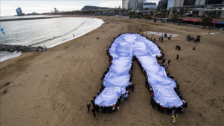 portret-gjigant-ekspozohet-ne-barcelone-ne-nder-te-vogelushes-palestineze-hind-rajab-te-vrare-nga-izraeli