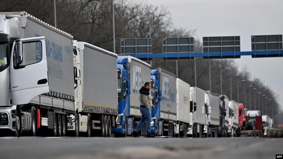 transportuesit-ne-mal-te-zi-i-japin-fund-bllokades-se-trafikut-te-mallrave-ne-kufij