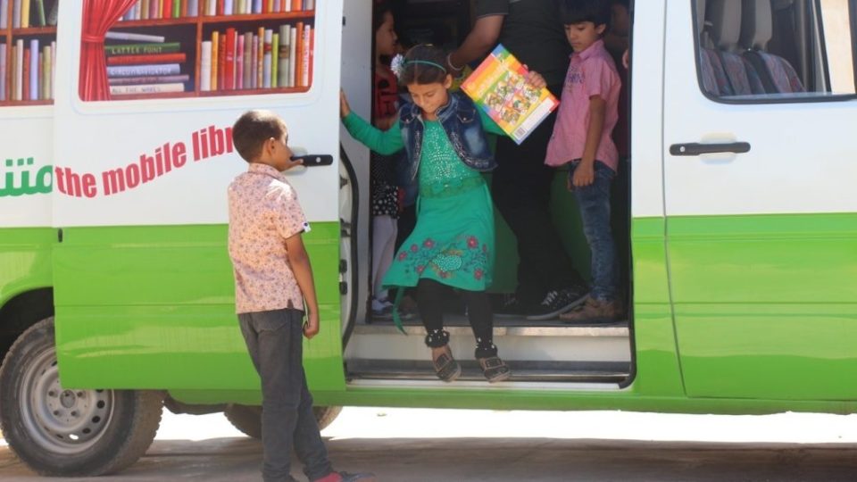 kur-autobuset-nuk-mbartin-ushtare,-por-libra-dhe-shprese…