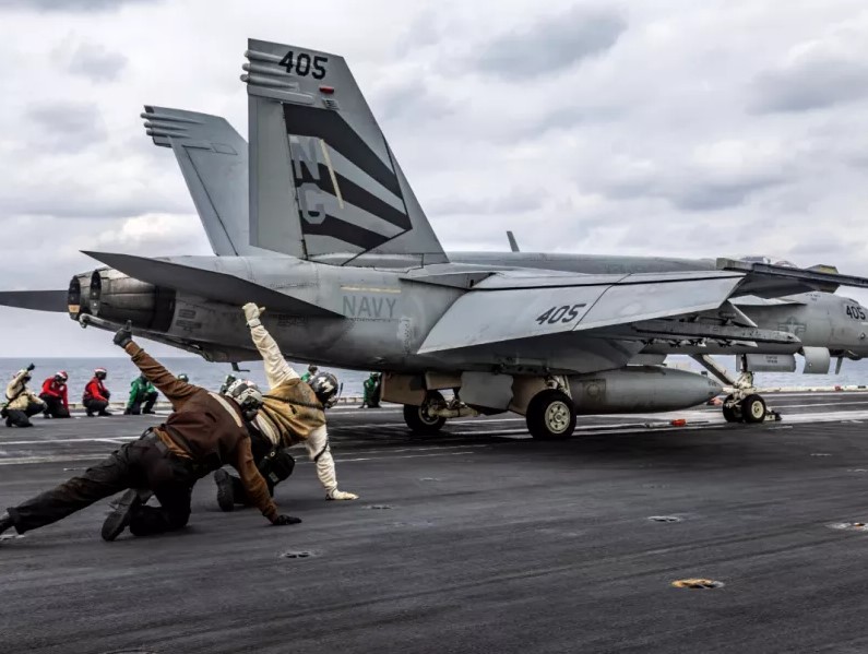 mesazh-force-nga-shba,-super-hornet-ngrihet-nga-aeroplanmbajtesja-uss-abraham-lincoln-ne-detin-arabik