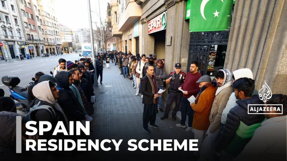 spanje:-qindra-emigrante-ne-radhe-per-skemen-shteterore-te-qendrimit-te-ligjshem