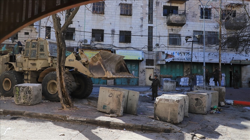 ushtria-izraelite-bllokon-rruget-me-barriera-betoni-gjate-bastisjejes-ne-bregun-perendimor-te-pushtuar