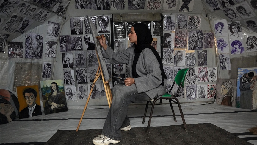 vajza-e-re-palestineze-pikturon-vuajtjet-qe-pa-ne-gaza-ne-kanavacen-e-saj