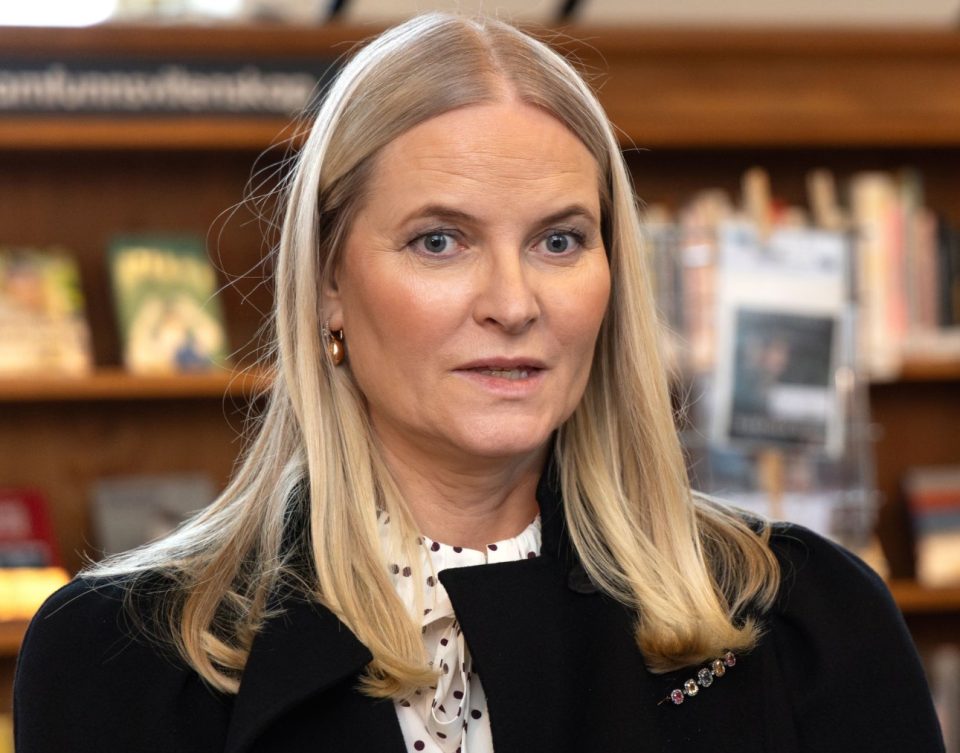 “me-ngacmon-mendjen,-je-shume-simpatik”-–-edhe-princesha-e-kurores-se-norvegjise-del-ne-dosjen-e-epstein,-dalin-bisedat-me-pedofilin-e-denuar