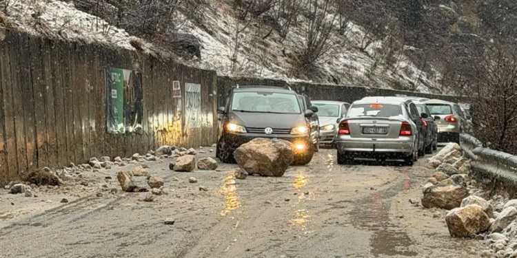 guret-e-medhenj-bien-ne-rrugen-peje-kuqishte,-demtohet-nje-veture