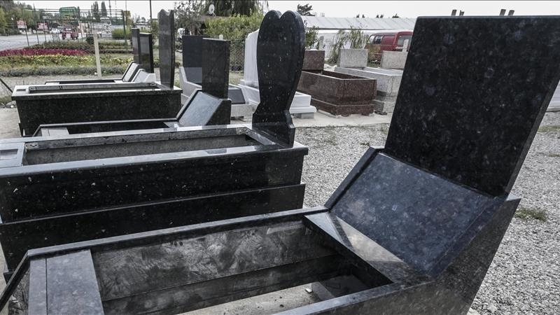punonjesi-gjerman-ne-sherbimin-funeral-akuzohet-per-vjedhjen-e-dhembeve-prej-ari-nga-qindra-te-vdekur