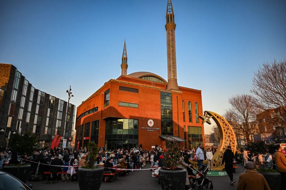 dhjete-komuna-holandeze-gjobiten-per-shkelje-te-privatesise-se-qytetareve-myslimane