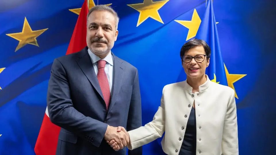 ministri-i-jashtem-turk-takohet-me-komisioneren-e-be-se-per-zgjerim