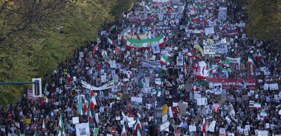 pervjetori-i-revolucionit-te-vitit-1979,-dhjetera-mijera-iraniane-ne-berlin,-miting-masiv-kunder-regjimit-te-teheranit!