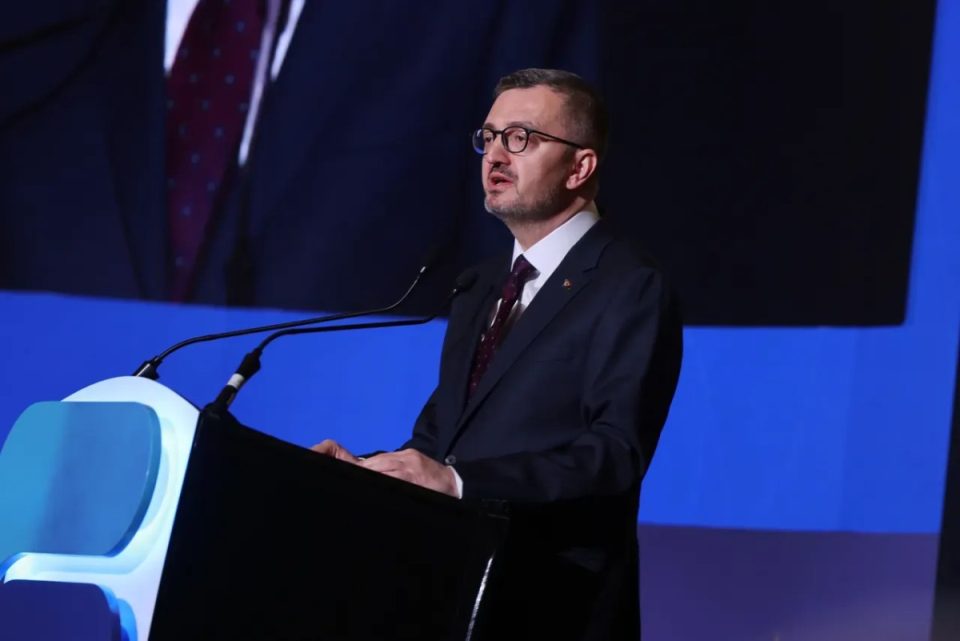 kreu-i-komunikimit-te-turqise:-lufterat-zhvillohen-permes-narrativave-dhe-botes-digjitale