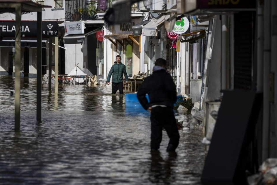 stuhi-vdekjeprurese-ne-gadishullin-iberik,-humb-jeten-nje-zjarrfikes-ne-portugali,-mijera-te-evakuuar-ne-spanje