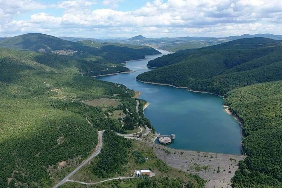 ikshpk-ja-konfirmon:-uji-i-badocit-eshte-i-sigurt-per-pije