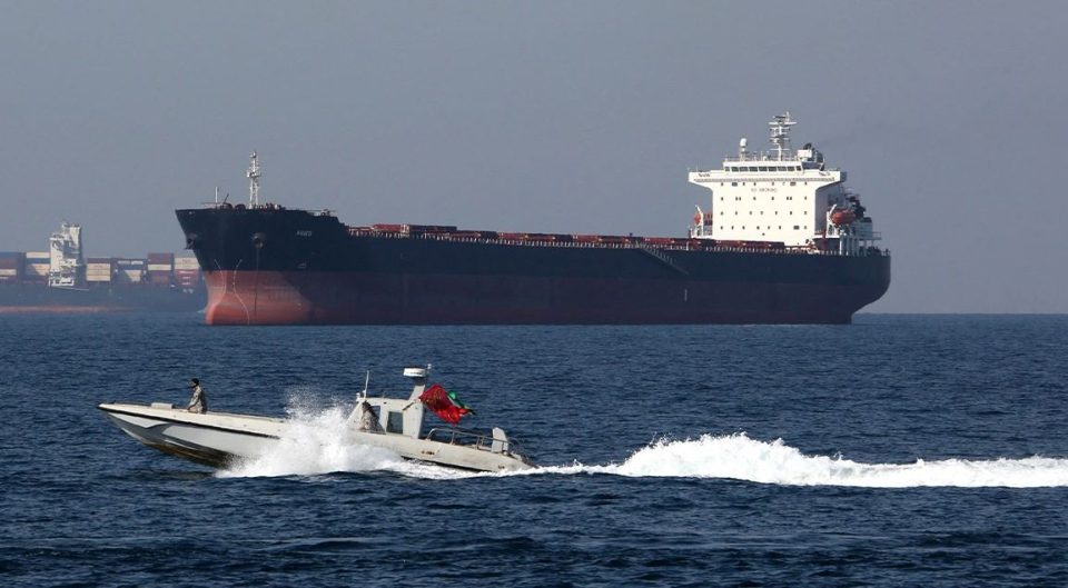 tensionet-ne-lindjen-e-mesme,-shba-te-ndajne-udhezime-te-reja-per-anijet-tregtare-qe-kalojne-“ngushticen-e-hormuzit”:-qendroni-larg-ujerave-territoriale-iraniane!