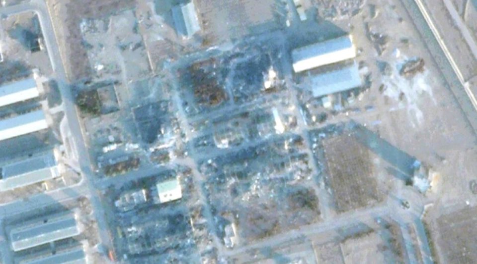 irani-pergatitet-per-nje-sulm-te-mundshem-amerikan!-imazhet-satelitore-tregojne-se-hyrjet-ne-termocentralin-berthamor-te-isfahanit-jane-mbuluar-me-dhe!