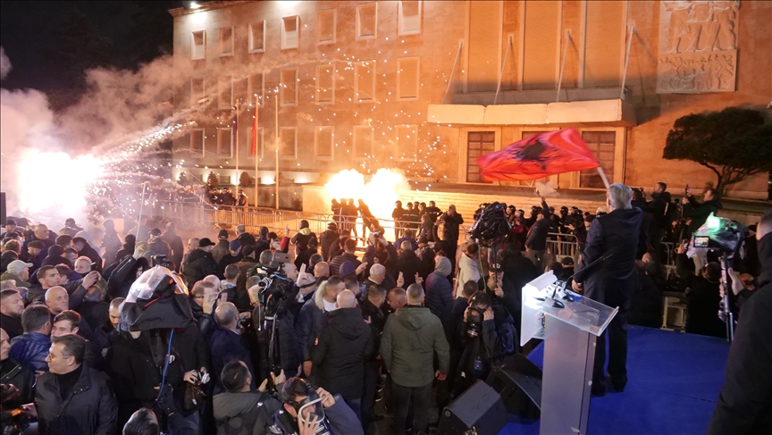 tensione-ne-protesten-antiqeveritare-ne-shqiperi