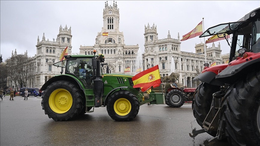 fermeret-spanjolle-protestojne-me-traktore-ne-madrid-kunder-marreveshjes-be-mercosur