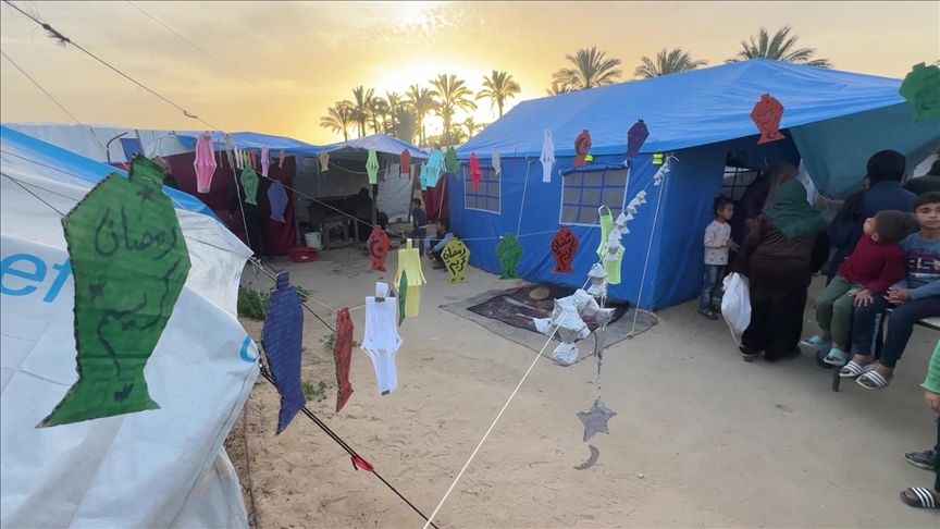 palestinezet-e-zhvendosur-ne-gaza-presin-gezimin-e-ramazanit-me-dekorime,-pavaresisht-shkaterrimit-nga-izraeli