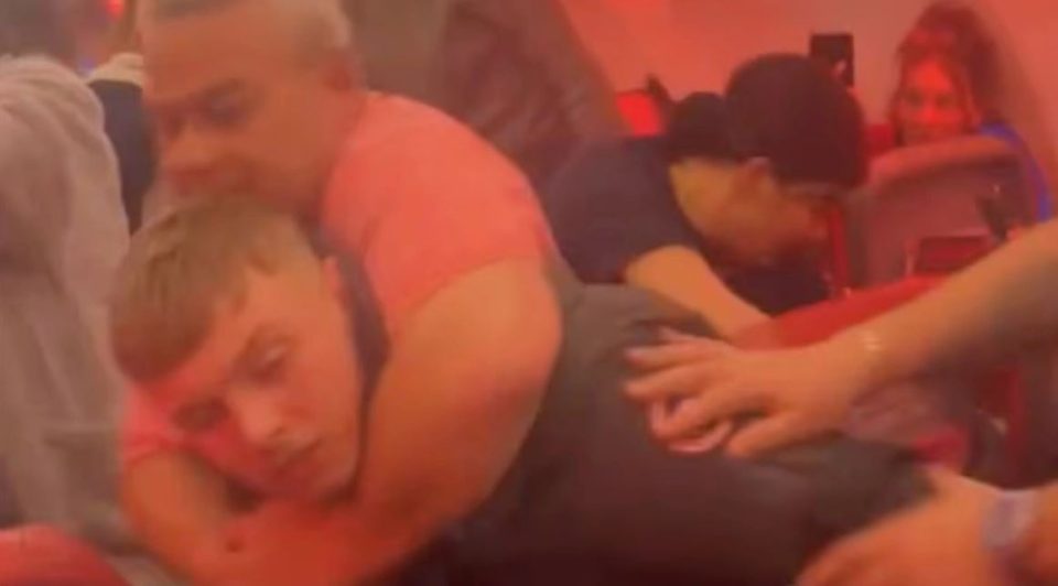 video/-panik-ne-fluturimin-nga-turqia-per-ne-mancester,-perleshje-e-pergjakshme-mes-pasagjereve-ne-bordin-e-avionit!-grusht-i-thate,-dhembe-ne-dysheme-dhe…