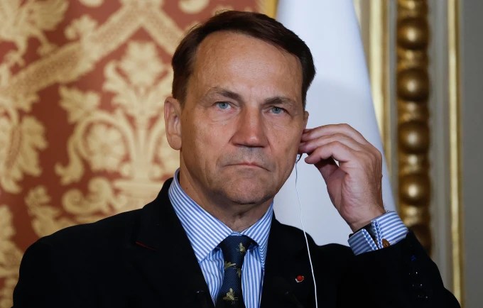 sikorski:-evropa-e-meriton-nje-ulese-ne-tryezen-e-negociatave-per-perfundimin-e-luftes-rusi-ukraine